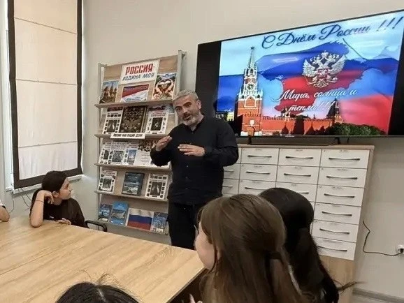 В преддверии Дня России в центральной библиотеке прошла встреча-диалог с активистами «Движения Первы