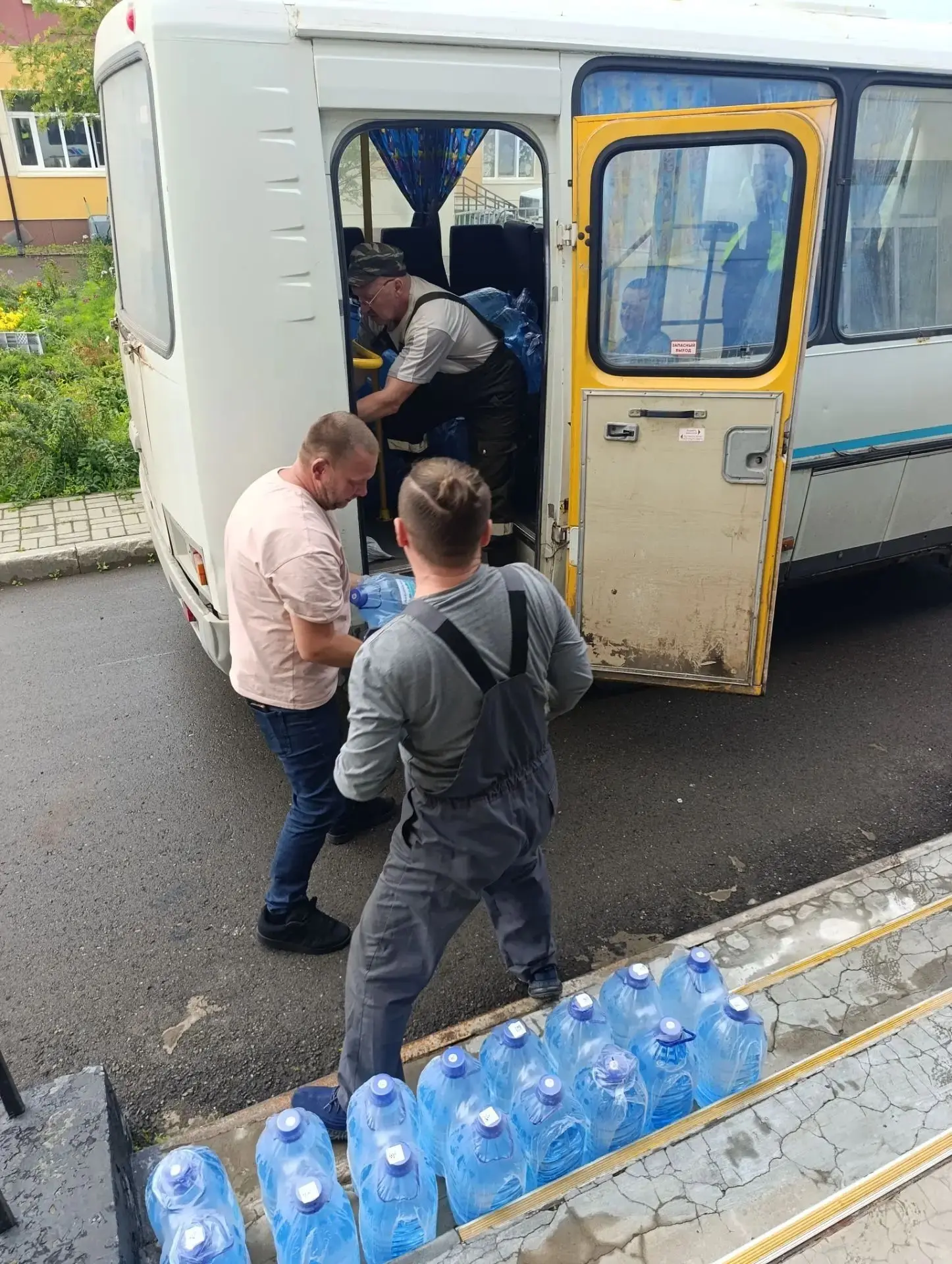 В связи с чрезвычайной ситуацией по водоснабждению пгт. Шахтерск питьевой водой после п...