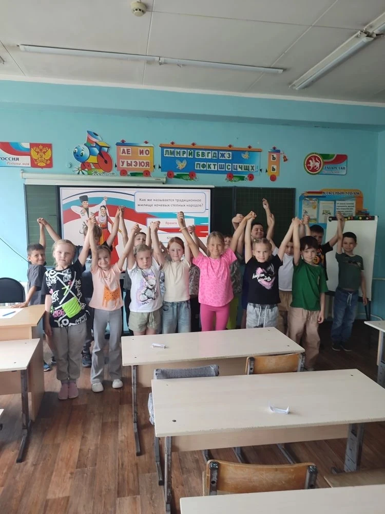 День России 🇷🇺
10 июня в пришкольном лагере "Светлячок" был День единства, посвященный наступающем