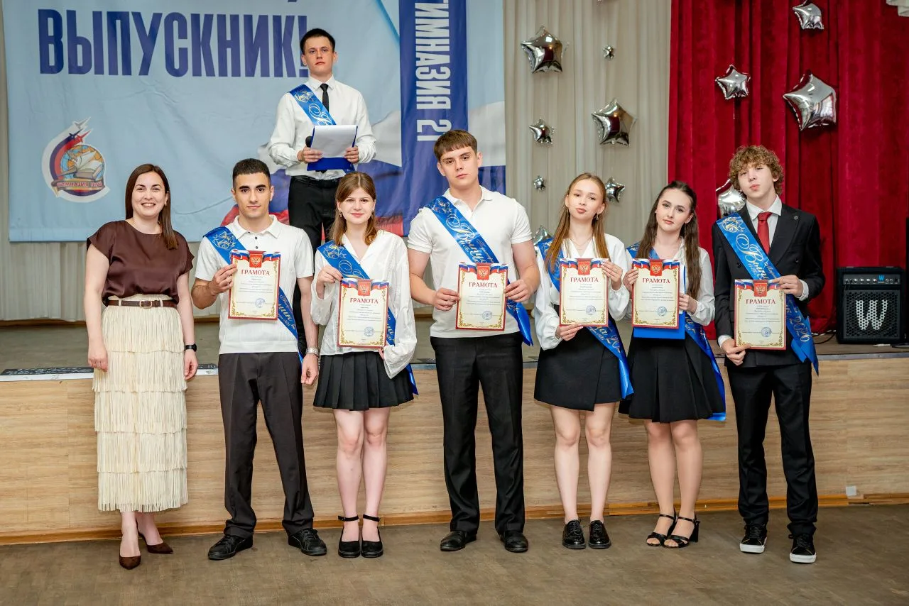 ⚪ ГИМНАЗИЯ-ЭТО СТИЛЬ ЖИЗНИ!  🔔 Сегодня в МБОУ Гимназия №21 прозвенел последний звонок 2026 года для 
