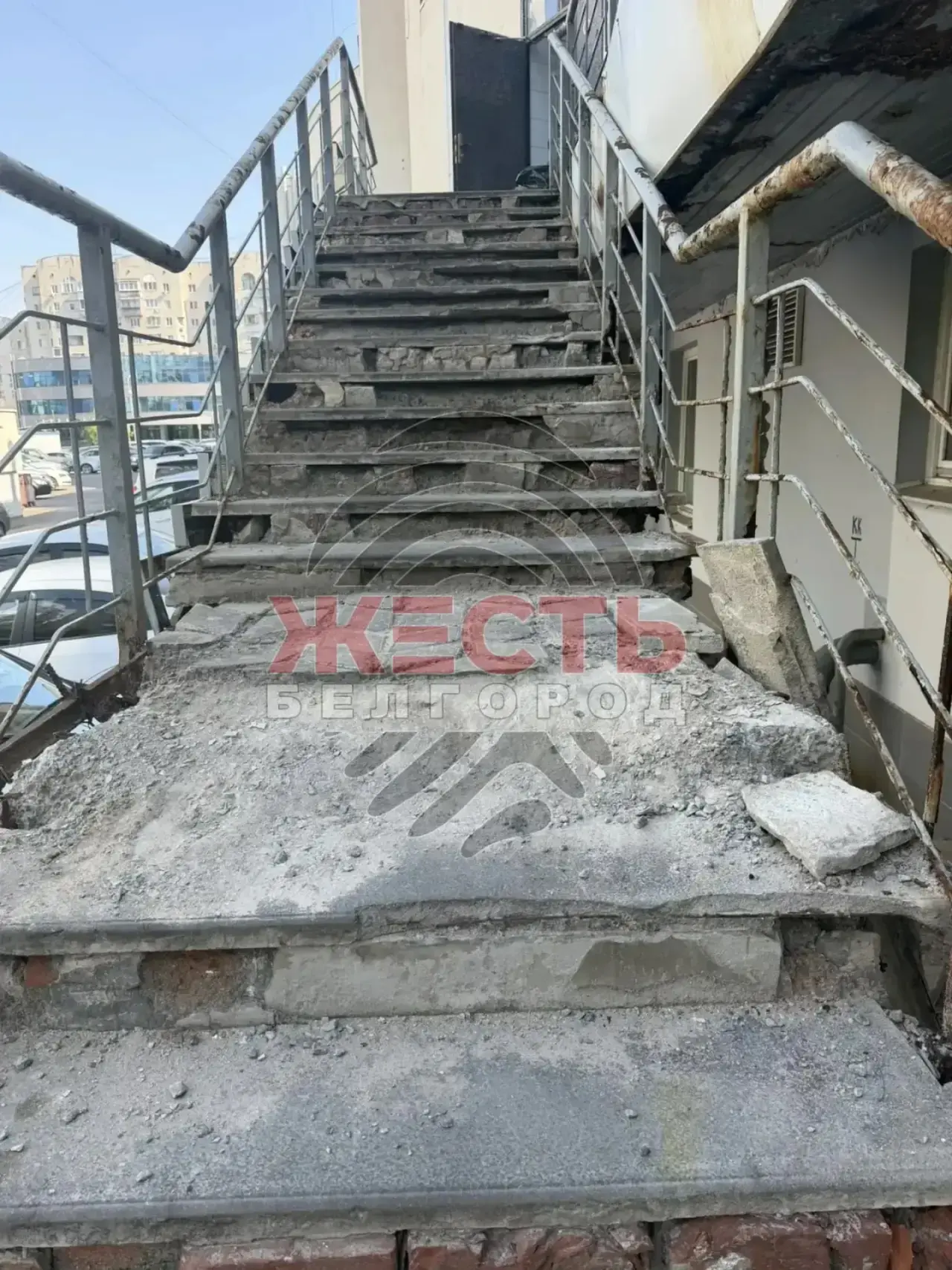 😐 В Белгороде, на улице Костюкова, 36б, уже третий год не могут привести в порядок ава...