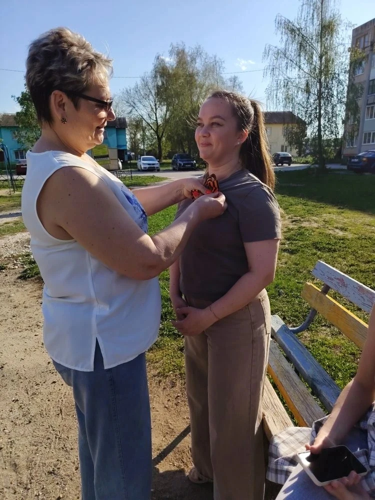 Патриотические песни под открытым небом звучали 7 мая для жителей и гостей поселка Аста...