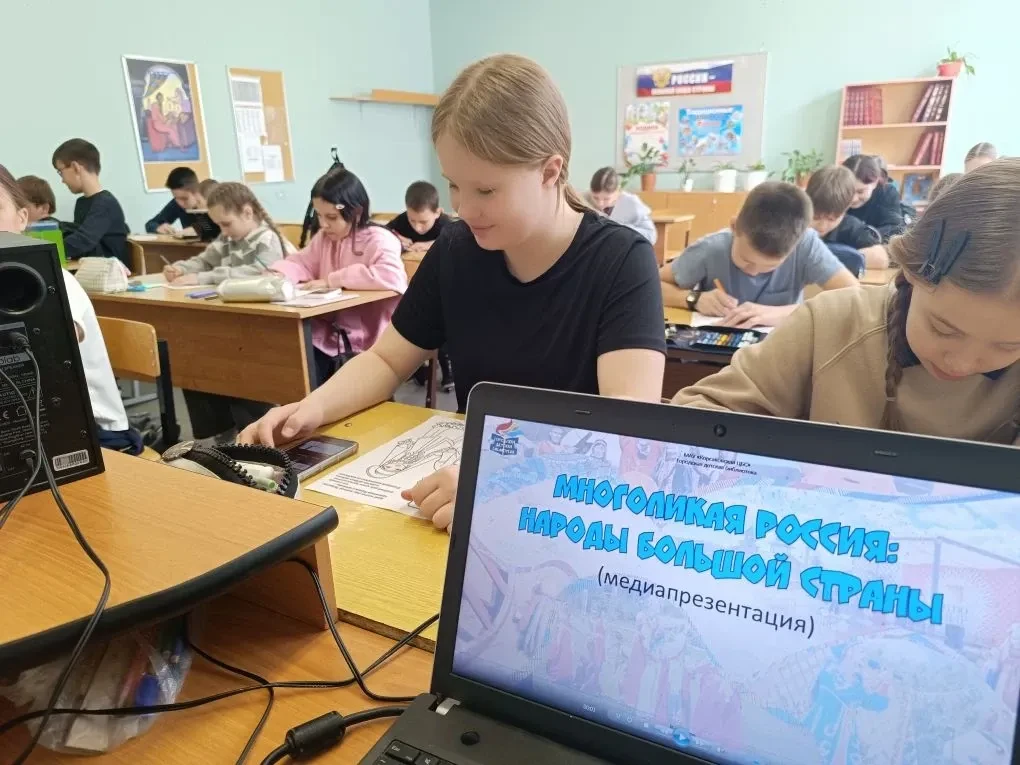 🇷🇺🌏28 апреля в 5 классе прошел особенный урок, посвященный Дню коренных народов России.   Советник д