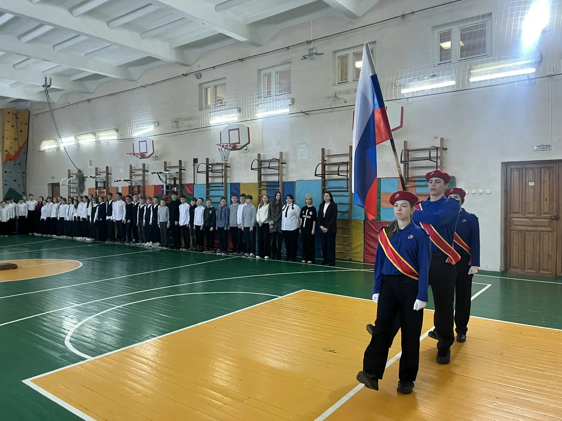 🇷🇺2 марта, в школе прошла торжественная линейка. В начале знаменная группа десятиклассников вынесла 