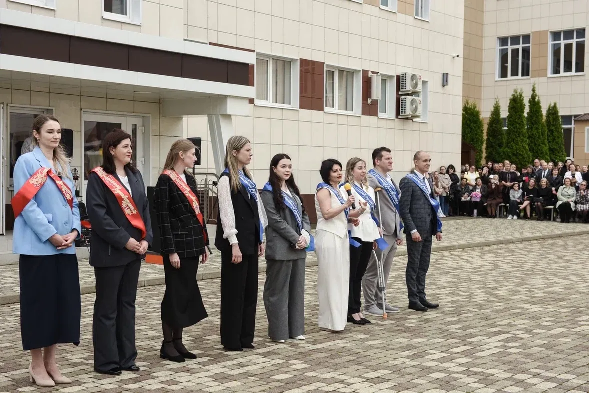 Звенит последний звонок... 🎓  Вот и пролетели эти 11 и 9 лет… Кажется, только вчера вы робко зашли в