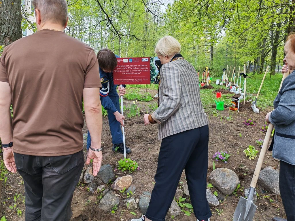 Сегодня, 14 мая, в гимназии прошла торжественная подадка яблонь в рамках проекта "Необычные парни из