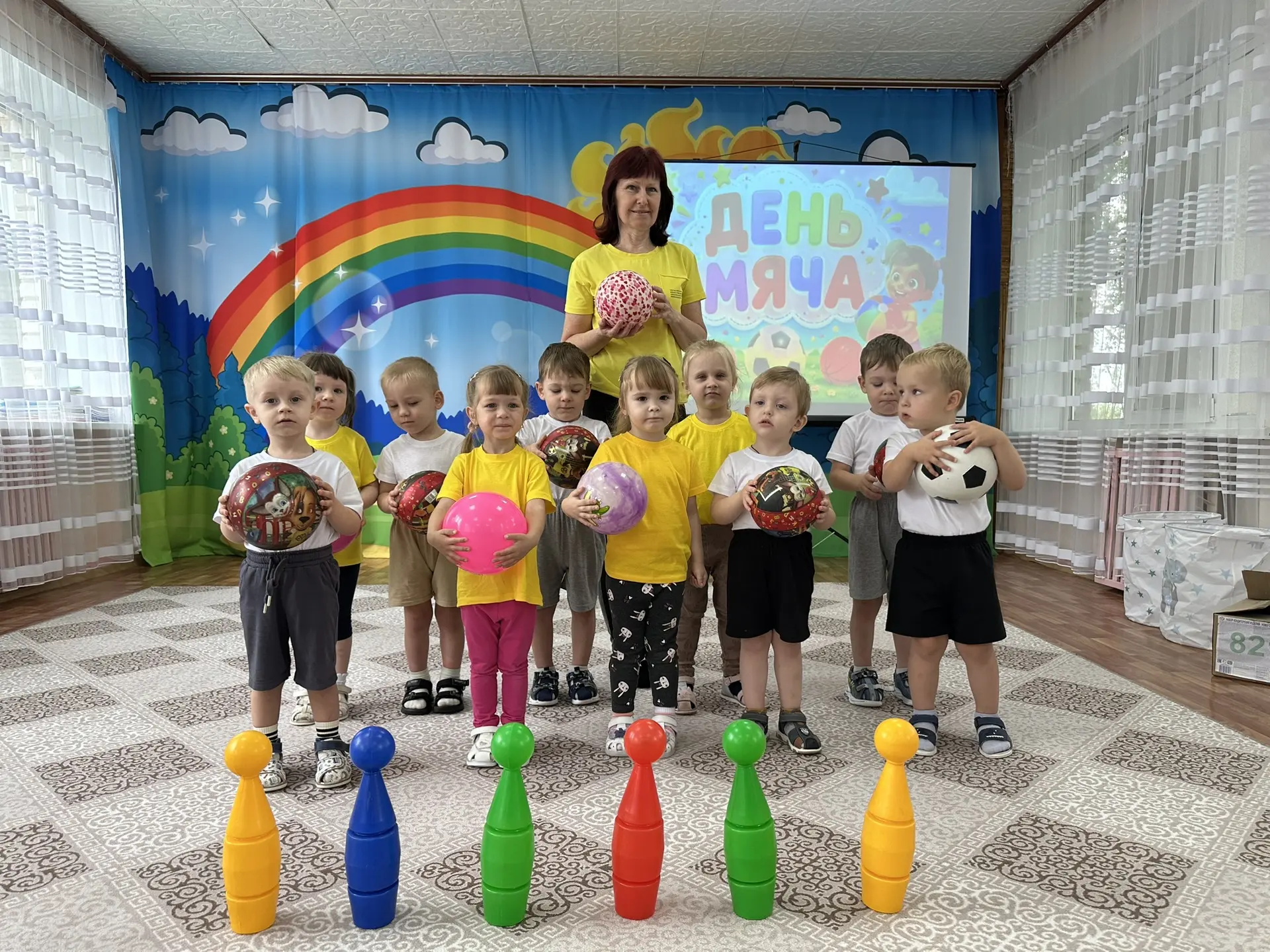 Мячик круглый, мячик яркий,
Прыгает и скачет звонко.
Мы его поймаем ловко –
Будет весело и громко!
 