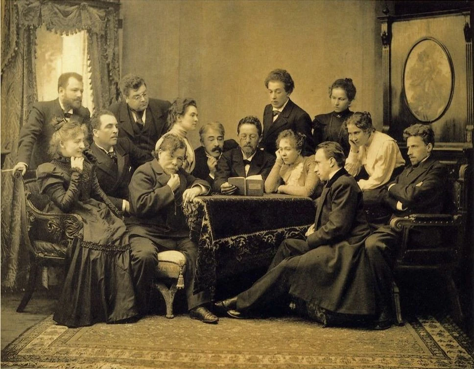Антон Чехов читает «Чайку» артистам театра, 1898 год. Слева от Чехова сидит Константин ...