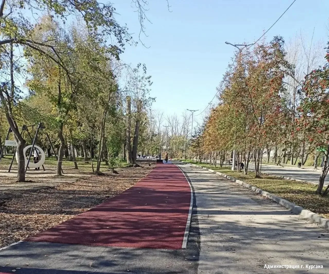 В Центральном парке культуры и отдыха Кургана приступили к укладке прорезиненного покры...