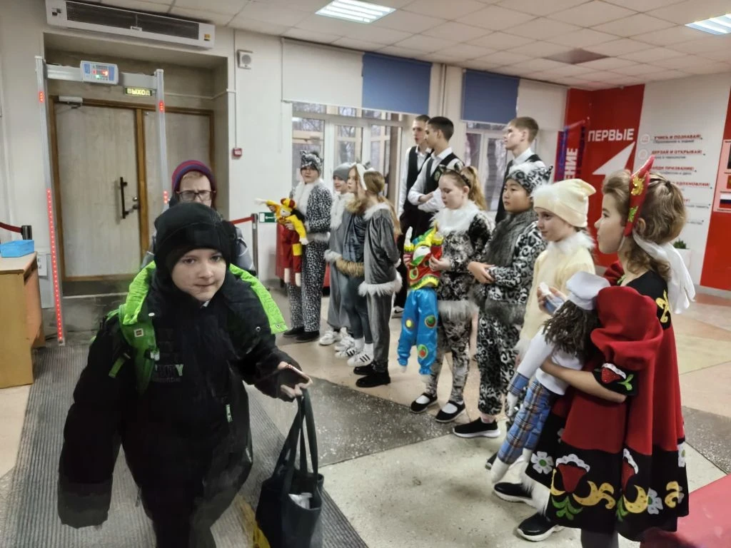 ✨ 27 марта — День театра! ✨  С самого утра в холле лицея царила настоящая творческая атмосфера! 🎭 Вс