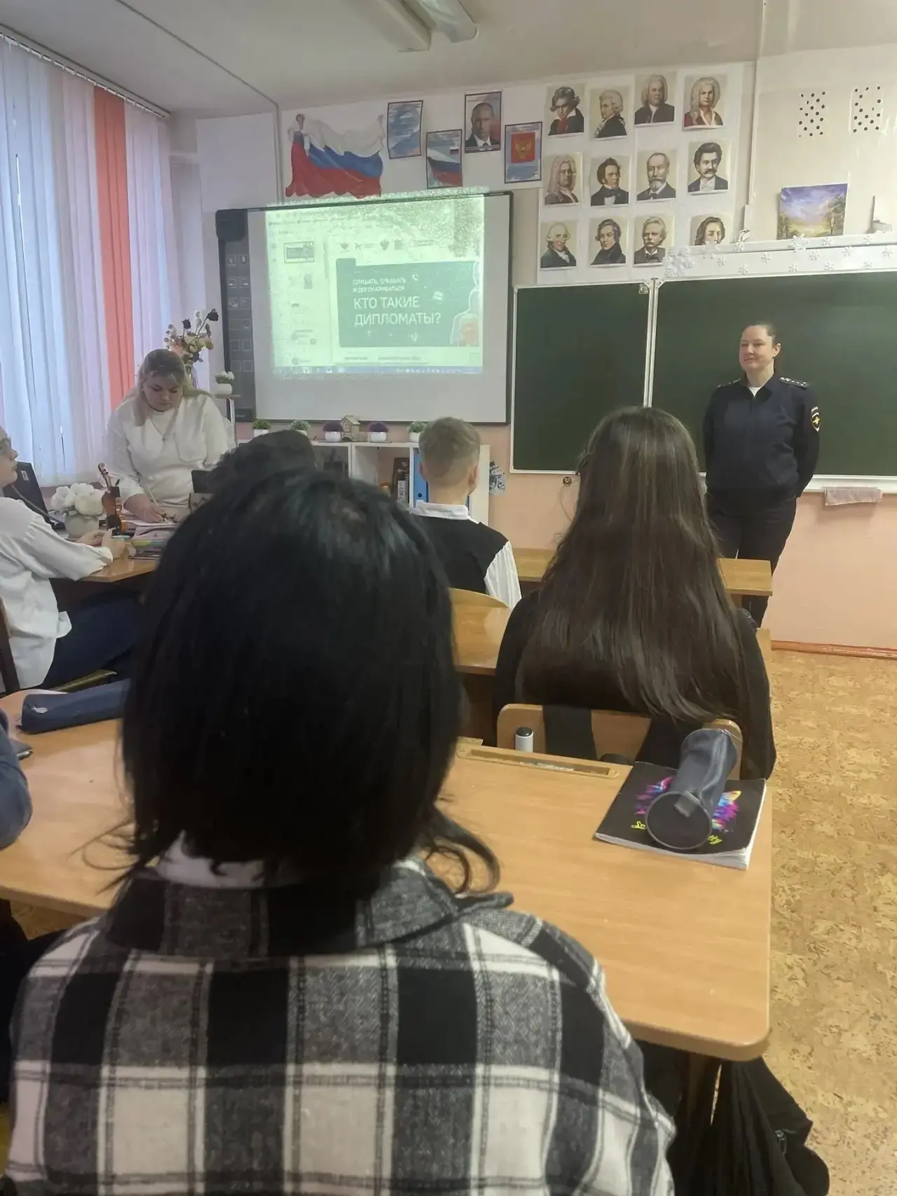 РАЗГОВОРЫ О ВАЖНОМ ❗️  В нашей школе еженедельно осуществляется церемония поднятия Государственного 