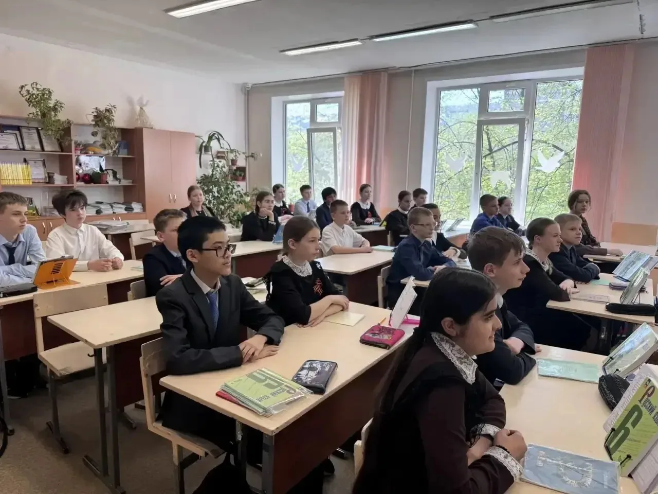 📖 «Читаем детям о Великой Отечественной войне»  ☀️ 6 мая учащиеся 5Г и 6Б классов приняли участие в 