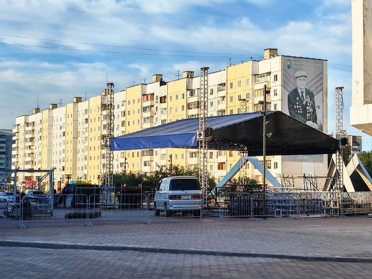 У Братск-Арта уже возводят сцену к большому празднику металлургов и всех братчан в ближ...