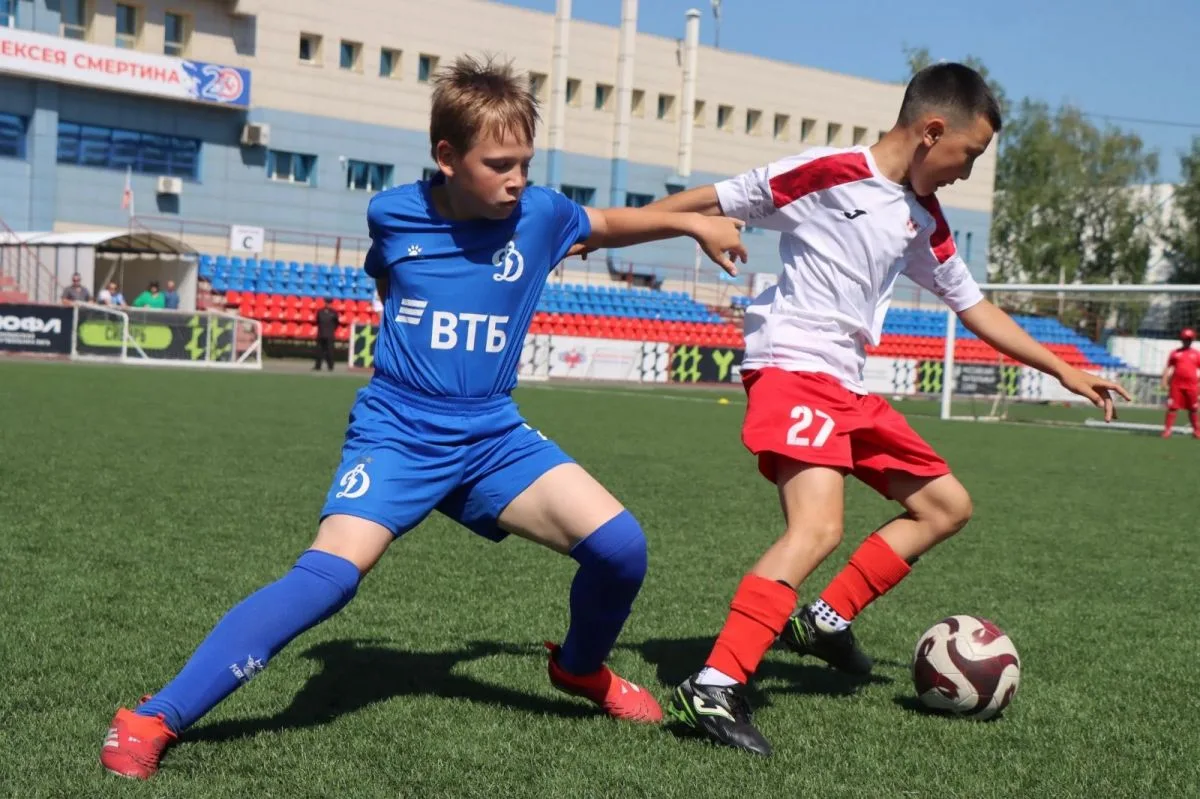 ⚽️ В третьем «Кубке Артёма Карпукаса» по футболу приняли участие 16 команд двух возрастов

В Барнаул
