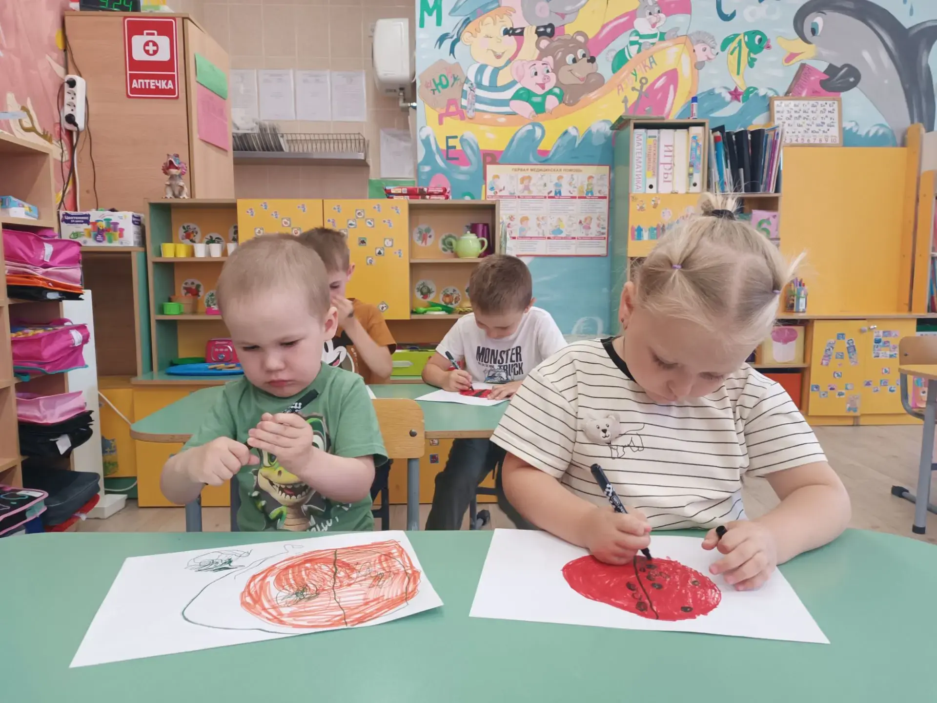 🐞 Маленькие художники и их летние шедевры!
Солнечное настроение и яркие краски — идеальное сочетани