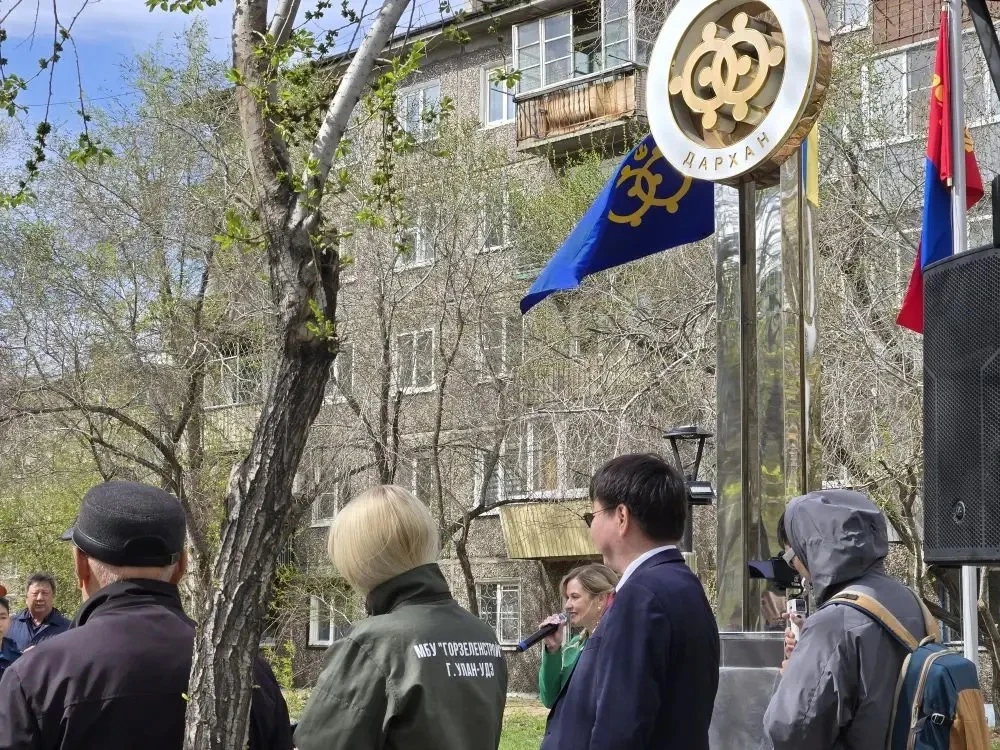 Вчера, 15 мая учащиеся 7д МЧС класса и директор школы Хамнуев В. И. приняли участие в посадке деревь
