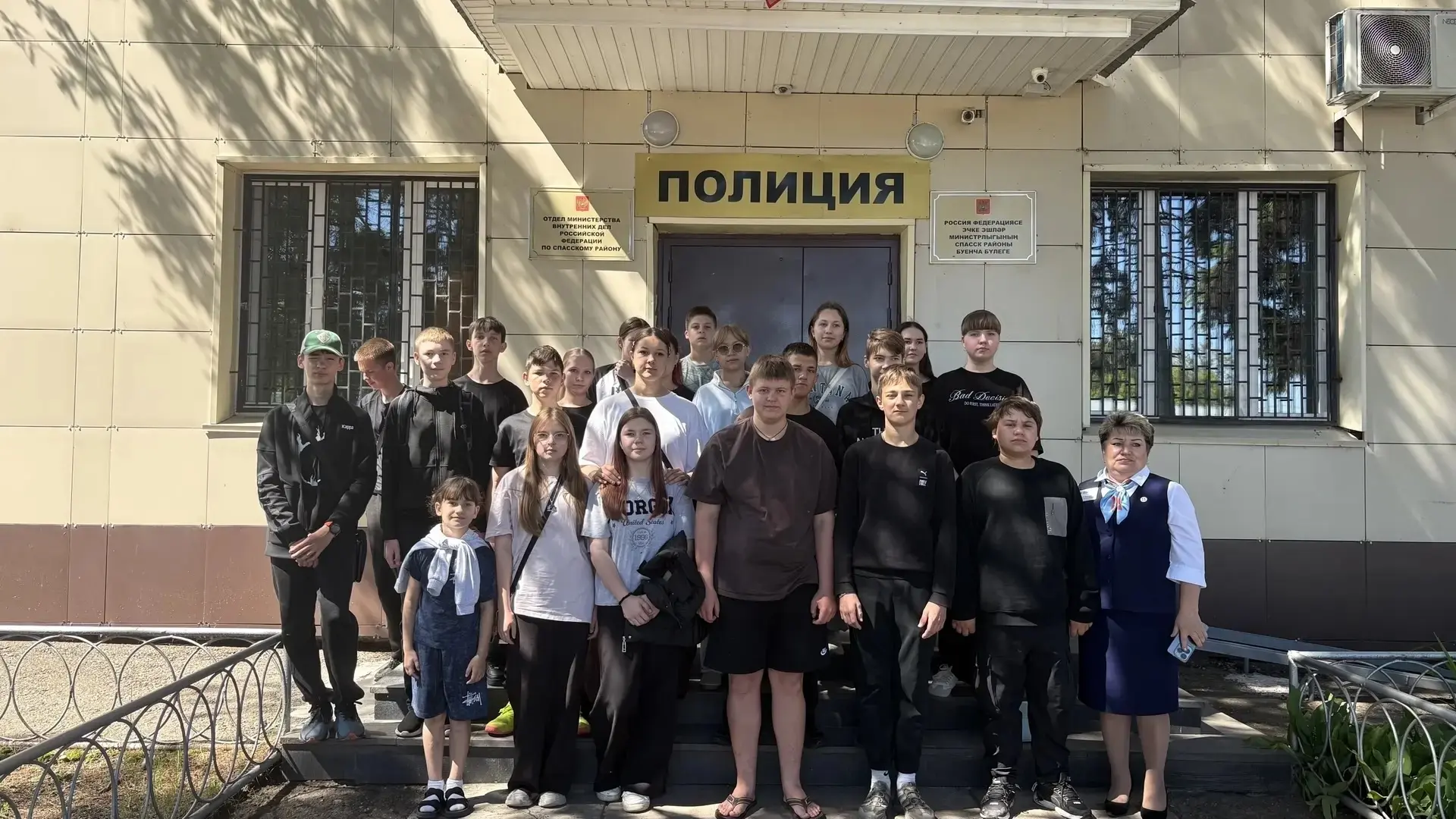Сегодня ребята из трудового отряда посетили увлекательную экскурсию в музей отдела поли...