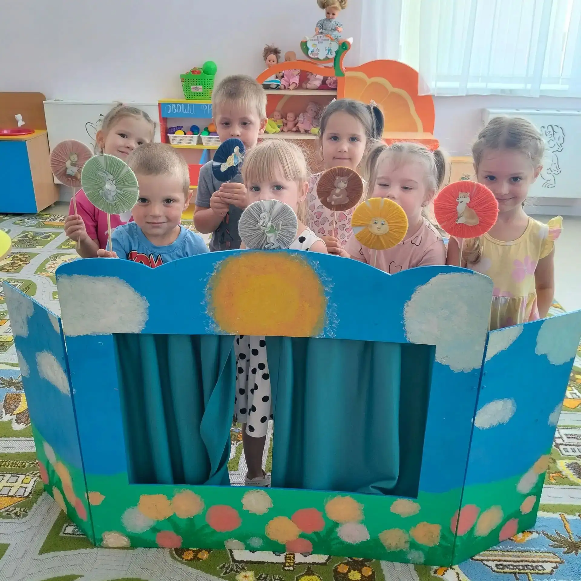 Силами артистов группы "Лучики" с педагогом Нурхабиновой Е.Я был дан спектакль по сказк...