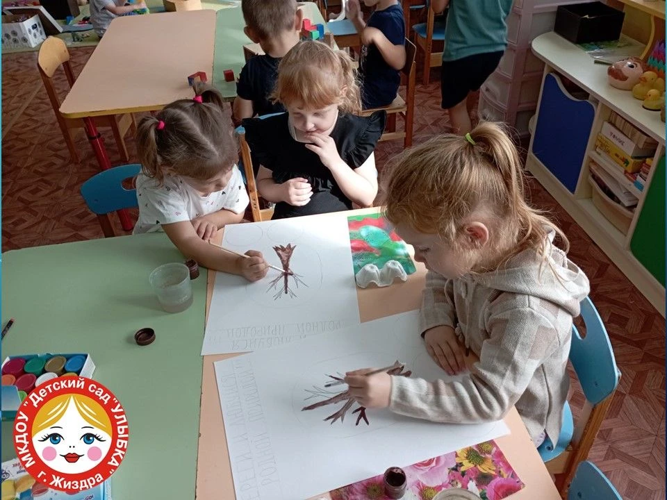 🌞Воспитанники группы «Солнышко» продолжают акцию «Вернисаж на заборе». Дети в плакатах...