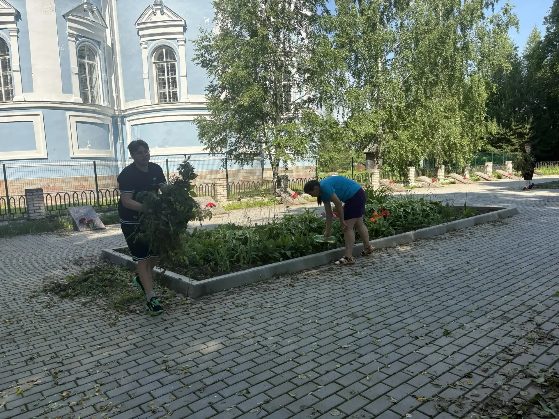 💫В преддверии Дня памяти и скорби школьники приняли участие в уборке Центрального братского захорон
