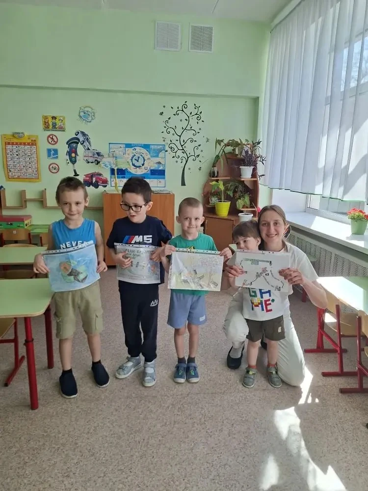 В  старшей группе «Лучики» ( воспитатель: Гилязова Е.И) прошёл конкурс рисунков «Сдай б...