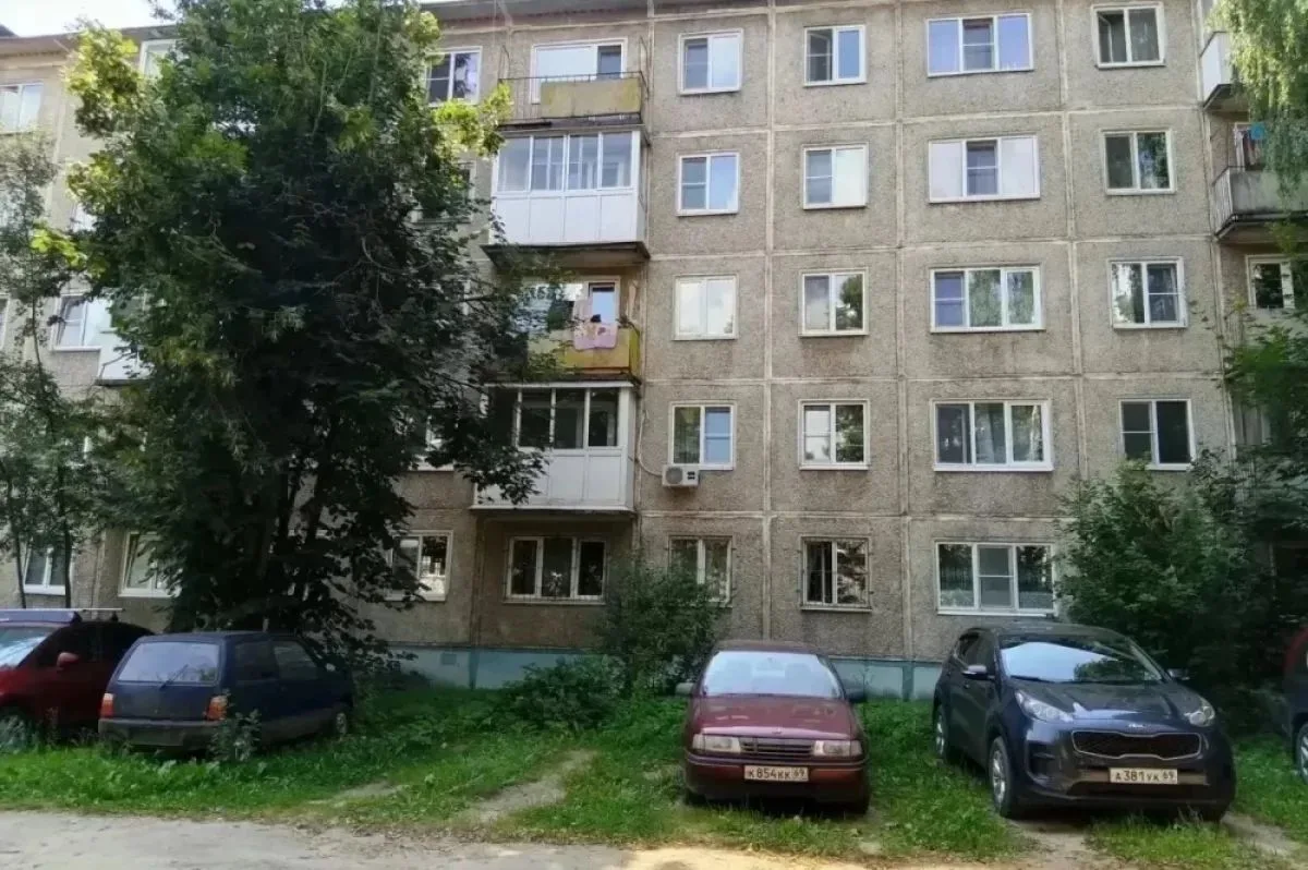 😨В Твери 1,5-годовалый мальчик выпал из окна с третьего этажа

Страшное происшествие случилось сего