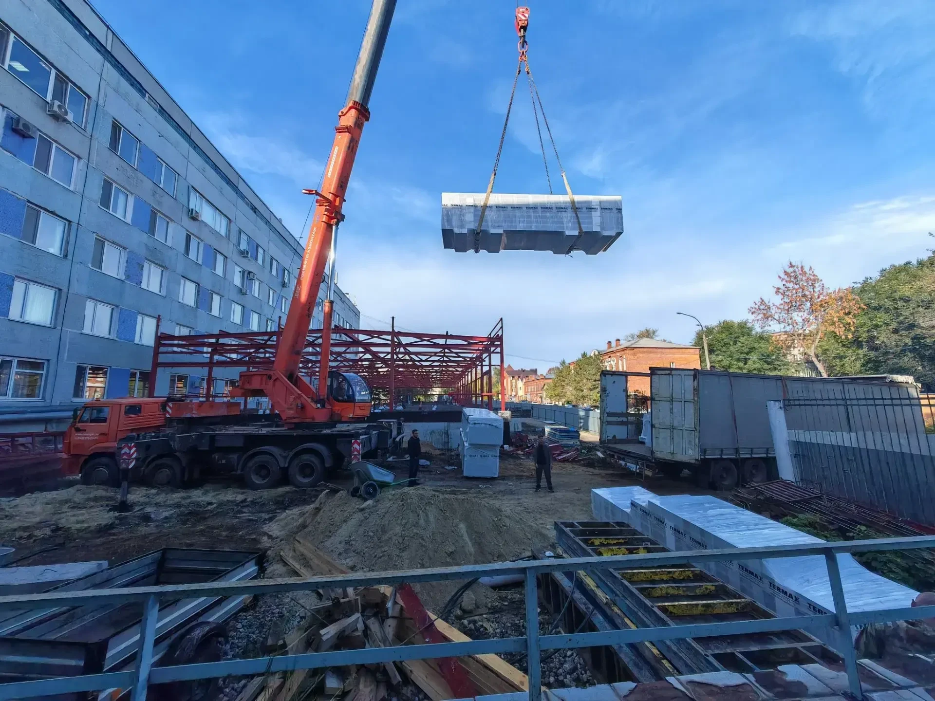 🏥 Для нового приёмного отделения доставили модульную конструкцию