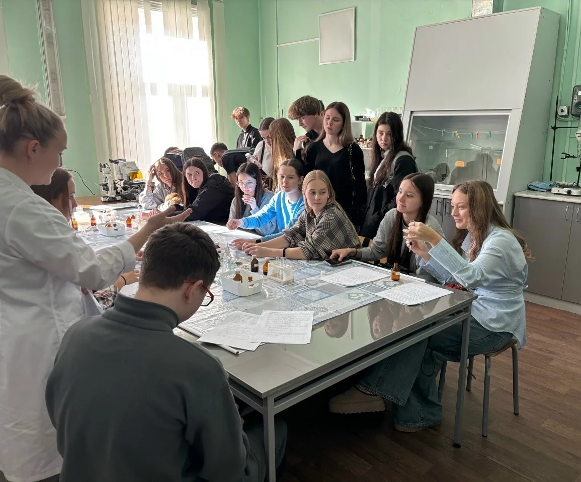 Школьники из Ангарска в гостях у фармацевтического факультета ИГМУ 💊  🗓️ 11 февраля десятиклассников