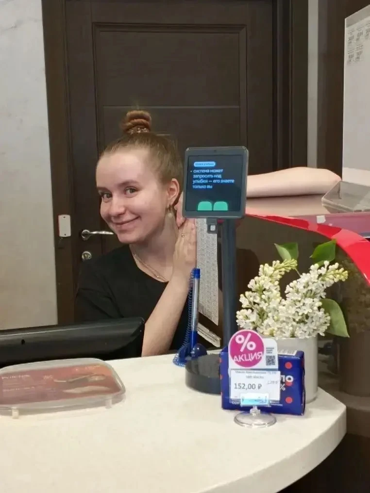 Ура! Завтра наконец-то наступает лето. Наши улыбчивые операторы украшают свои рабочие места и радуют