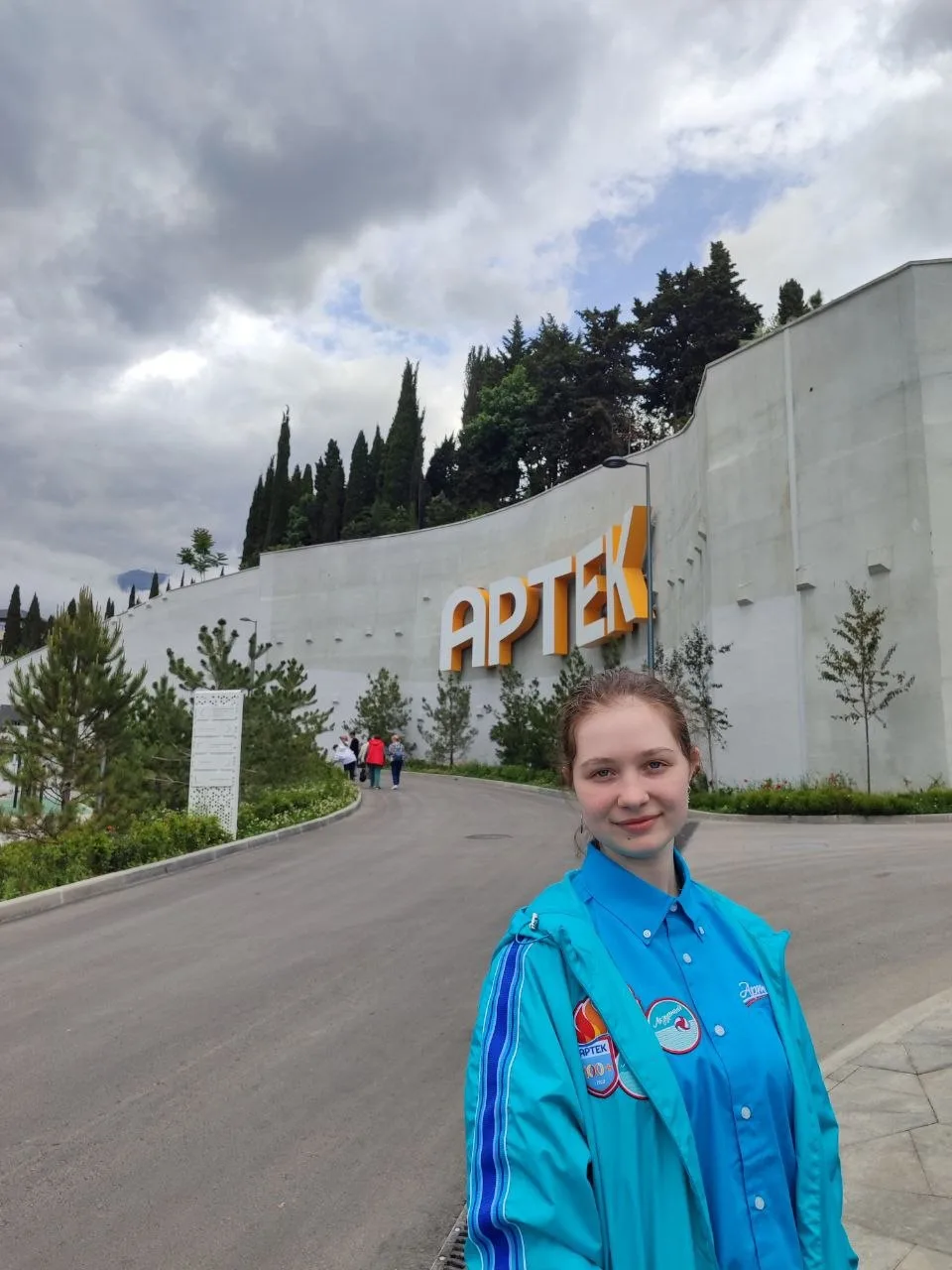 👋 #ШкольныеПриветы534

Открывает наш летний флешмоб Марина Маренкова. Она передает большой пламенны