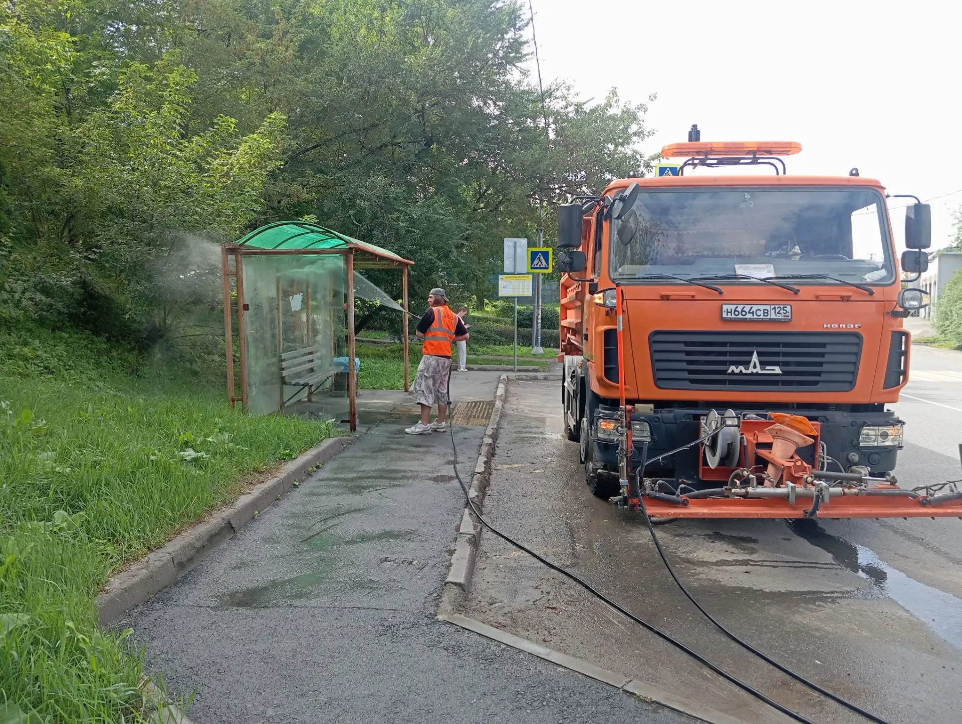 Дорожники «СГТ» продолжают круглосуточную работу на улицах Владивостока.
