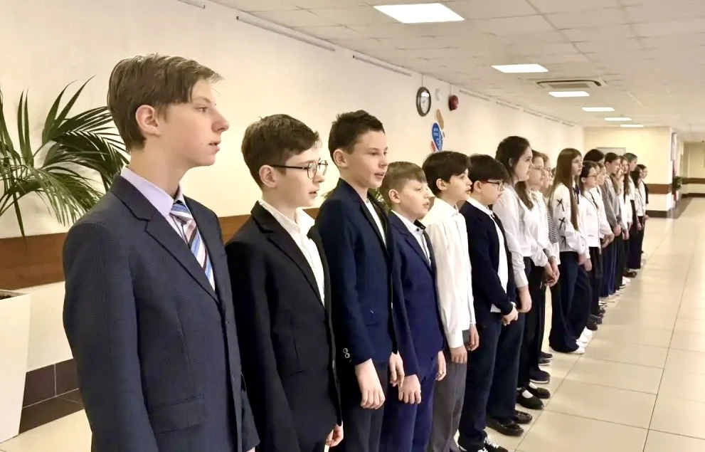 Всем привет!  🚀Вчера стартовали в новую учебную неделю: провели торжественные линейки и занятие «Раз
