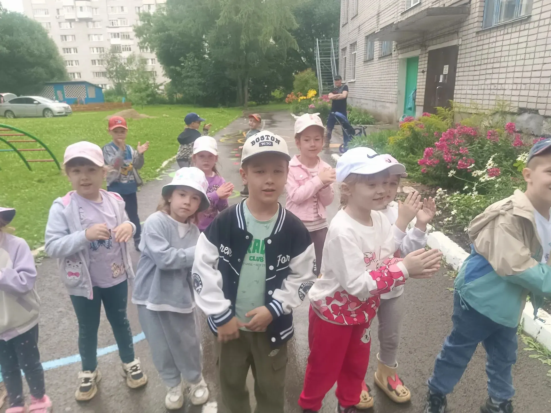 Дождю вопреки: как наши ребята покоряли кегли!

​Сегодня у ребят из старшей группы прошел настоящий 