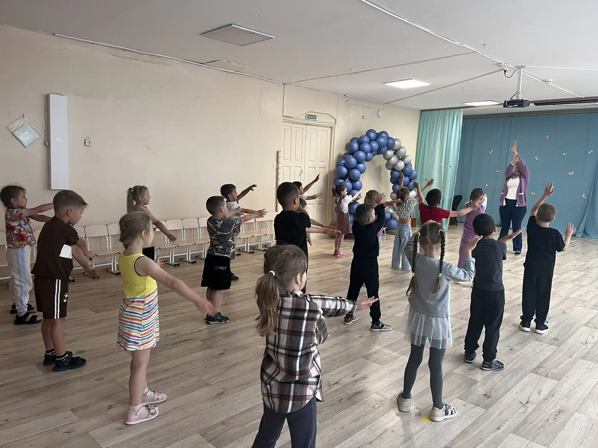 Утренняя гимнастика в зале при пасмурной погоде — это отличная возможность сохранить режим и получит