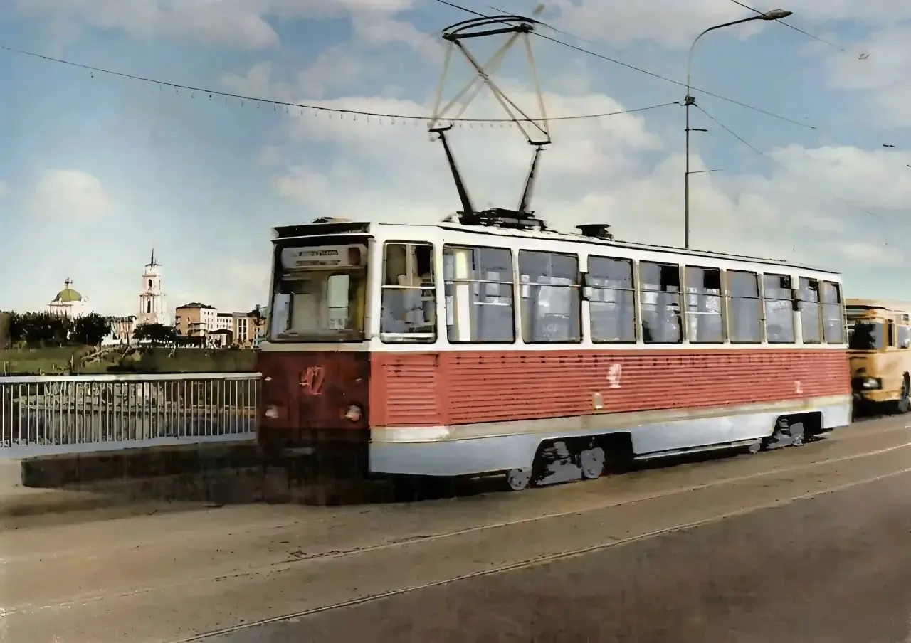 Трамвай на мосту через реку Каму, 1982 год.