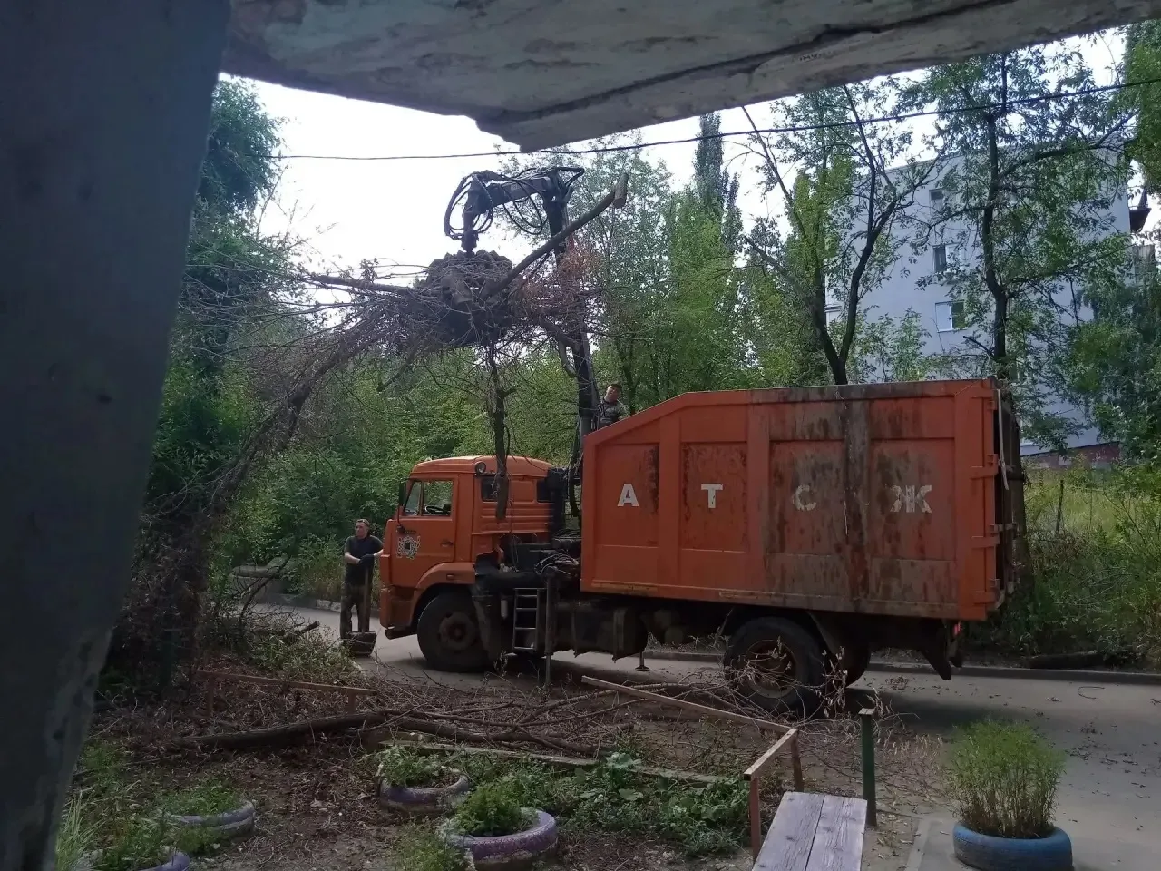 🌳 Произведен вывоз сухих веток с придомовой территории по адресу: пр-т Строителей, д. ...