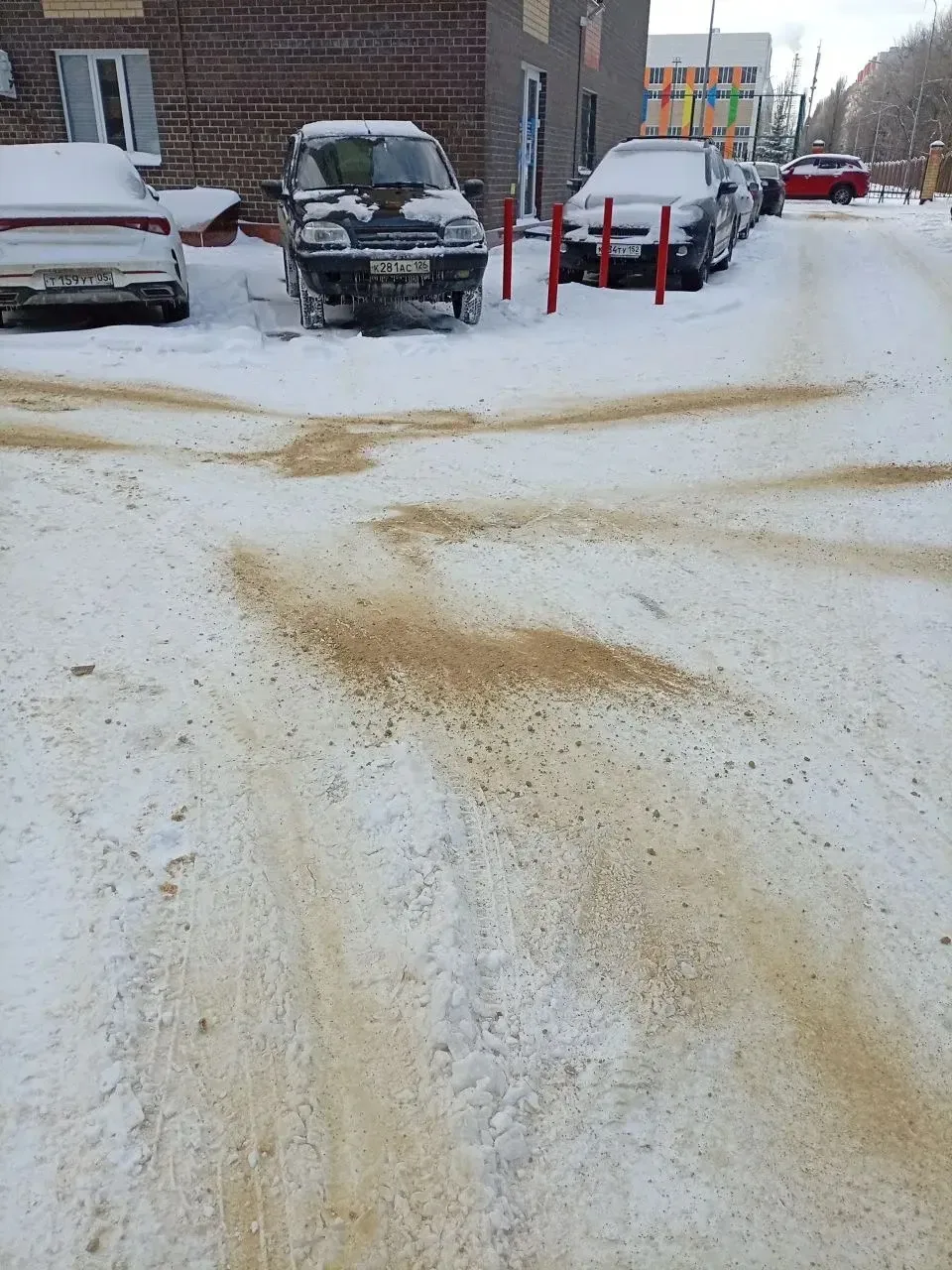 Уважаемые собственники!❄️  С раннего утра управляющая компания выполняет работы по уборке придомовой