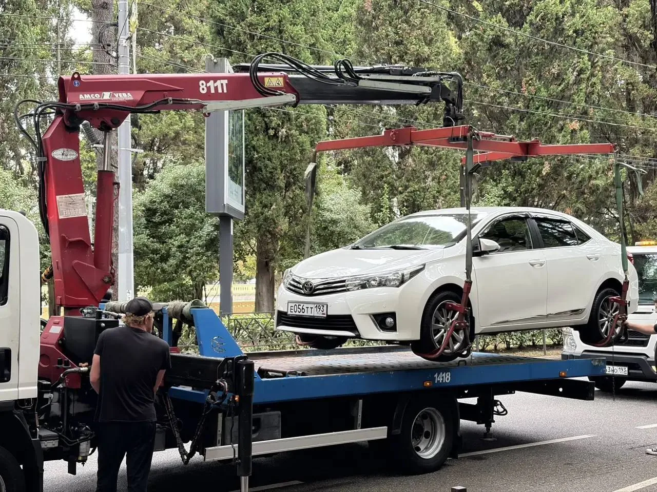 🚘 За сутки в Сочи эвакуировали больше 50 неправильно припаркованных машин.