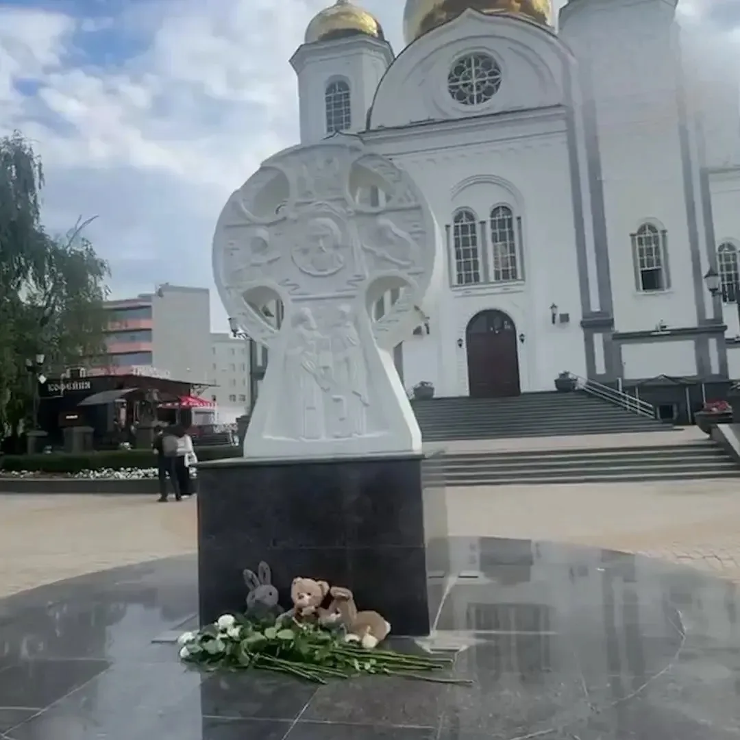 Стихийный мемориал появился у собора Александра Невского в Краснодаре.