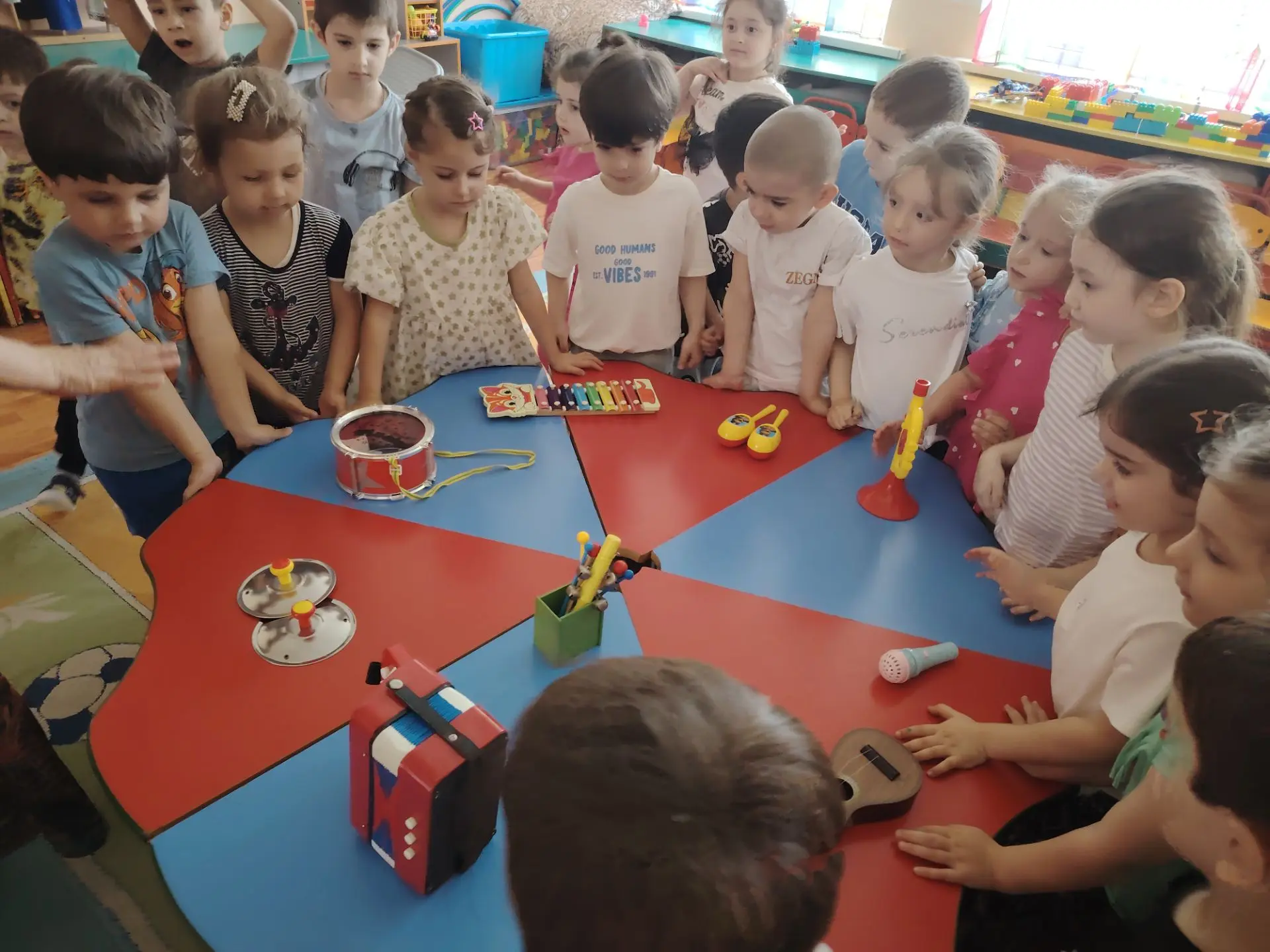 Вы видели наш веселый оркестр?👍
Воспитатель Исаева Б. М. познакомила детей с детскими музыкальным и