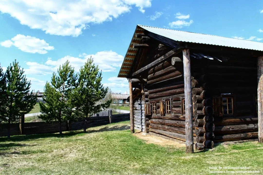 Изба бабы Кати 🏡  В окрестностях села Коптелово сохранилась настоящая изба XVII века. В отличие от м