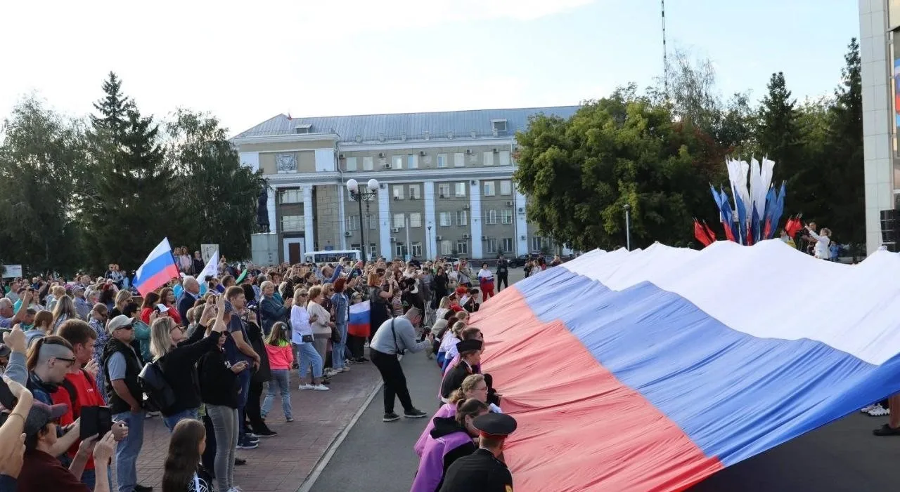 В Кургане празднуют день Государственного флага России