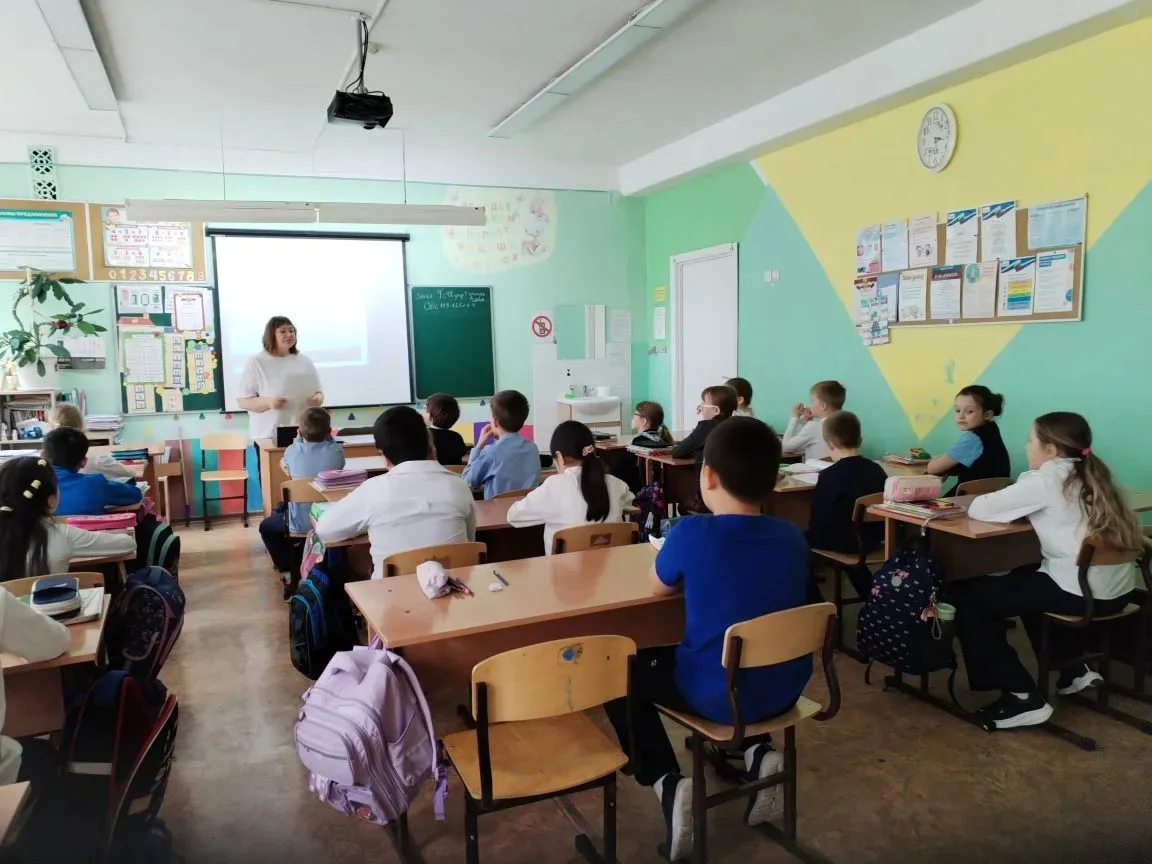 🎗️ 6 мая во 2 «Л» классе прошёл библиотечный урок, посвящённый Дню  Победы Советского народа над фаш