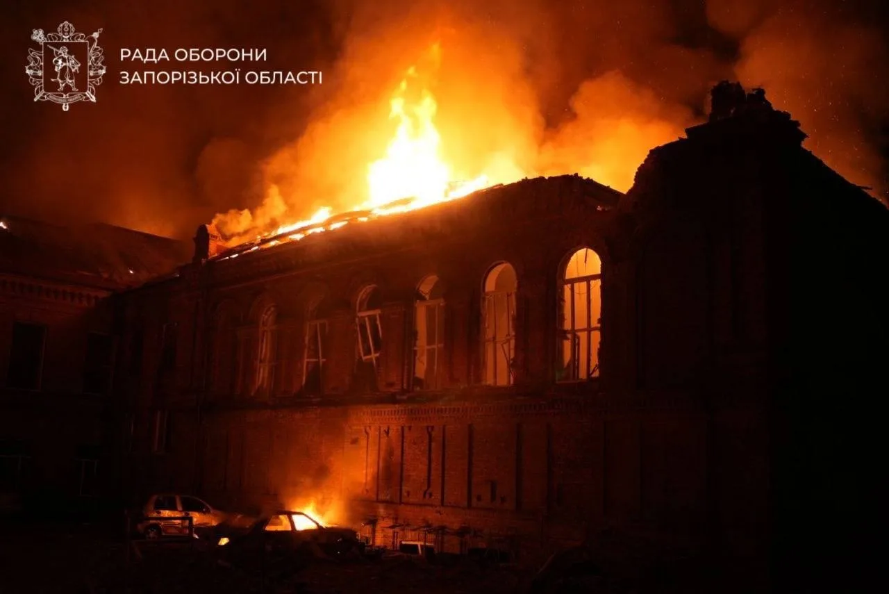 Запорожье с ночи находится под массированным обстрелом.
