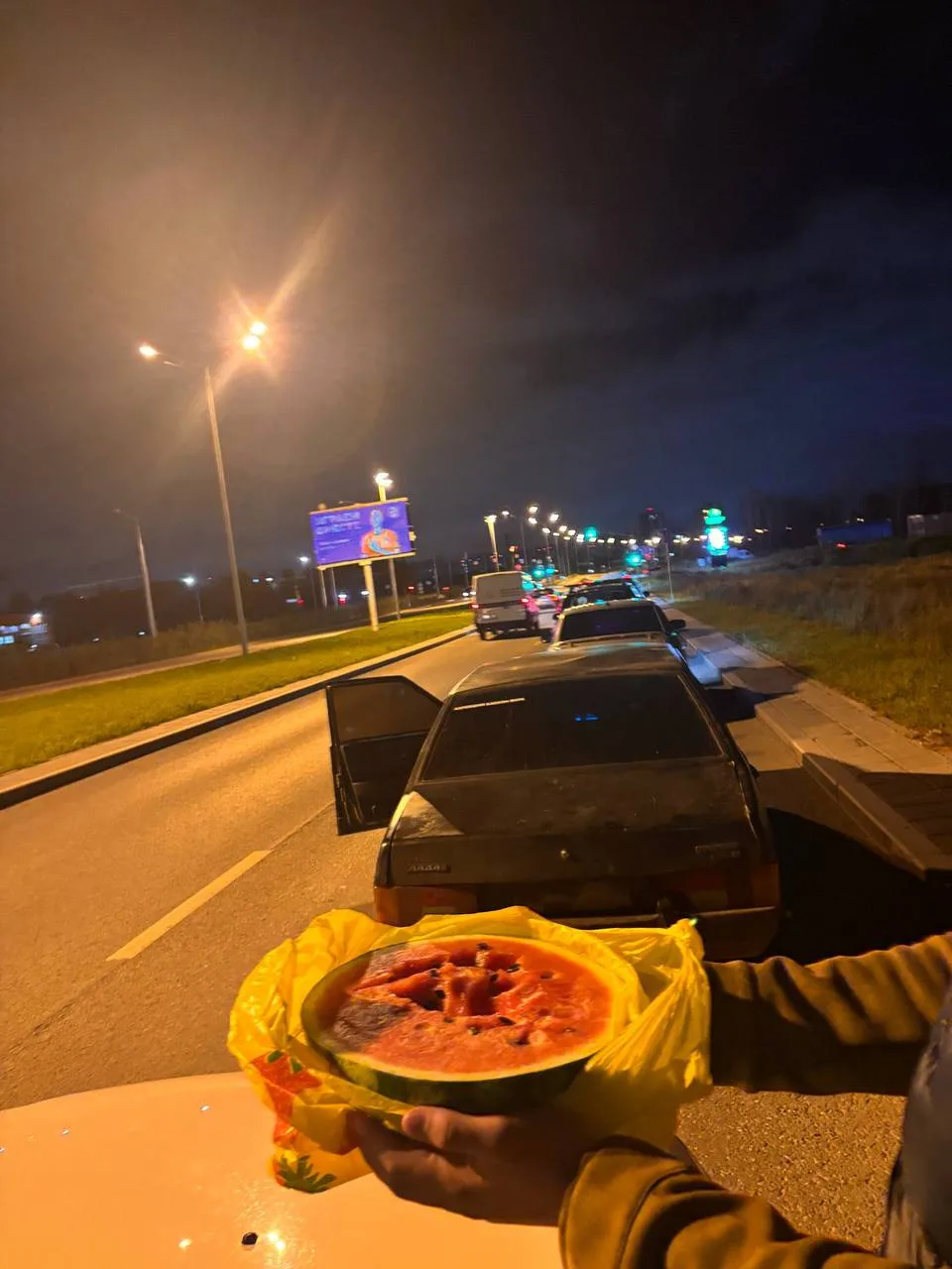 Екатеринбуржцы по ночам не спят, а стоят в очереди за бензином 🫣