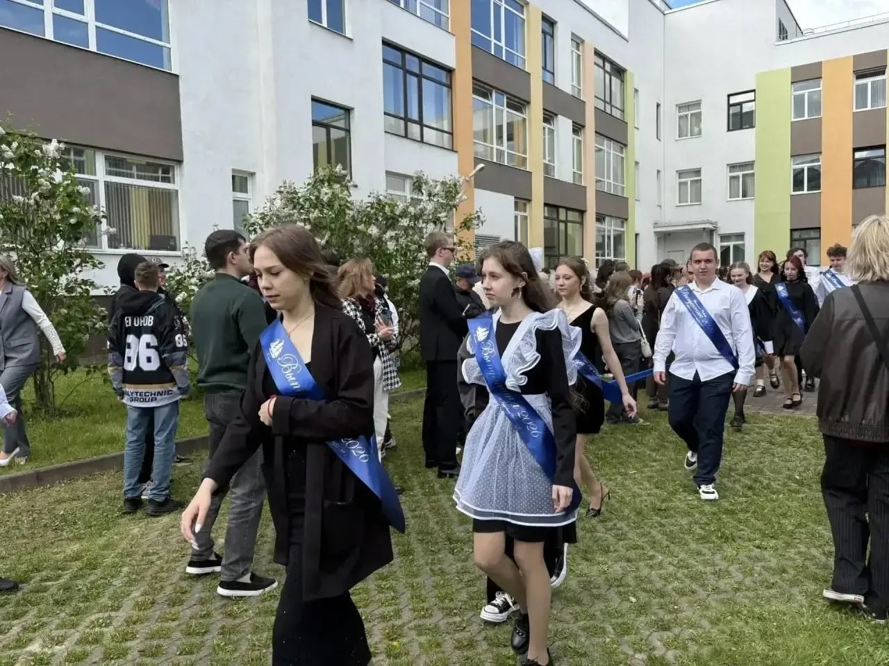 🔔 В Кудровском ЦО №1 прозвенел последний звонок. 284 выпускника попрощались со школой ...