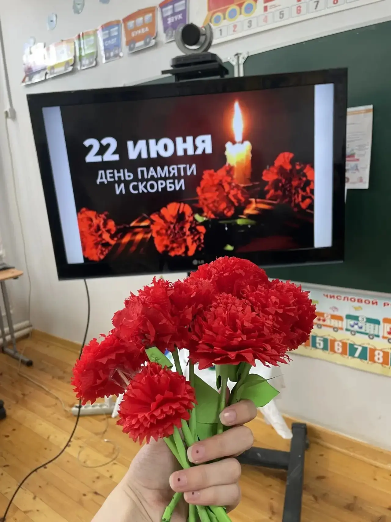 На кануне Дня памяти  и скорби в пришкольном лагере прошёл мастер-класс «Гвоздика памяти» из бумажны