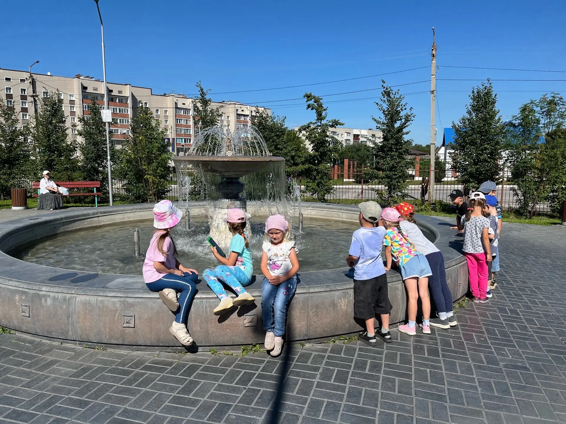 Вчера наши ребята из группы «Белоснежка» променяли привычные стены детского сада на уло...