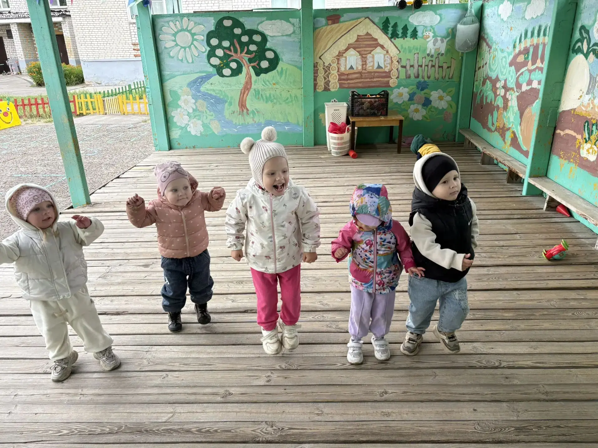 "Спортивные упражнения" на прогулке у ребят группы раннего возраста. С ребятами работает воспитатель
