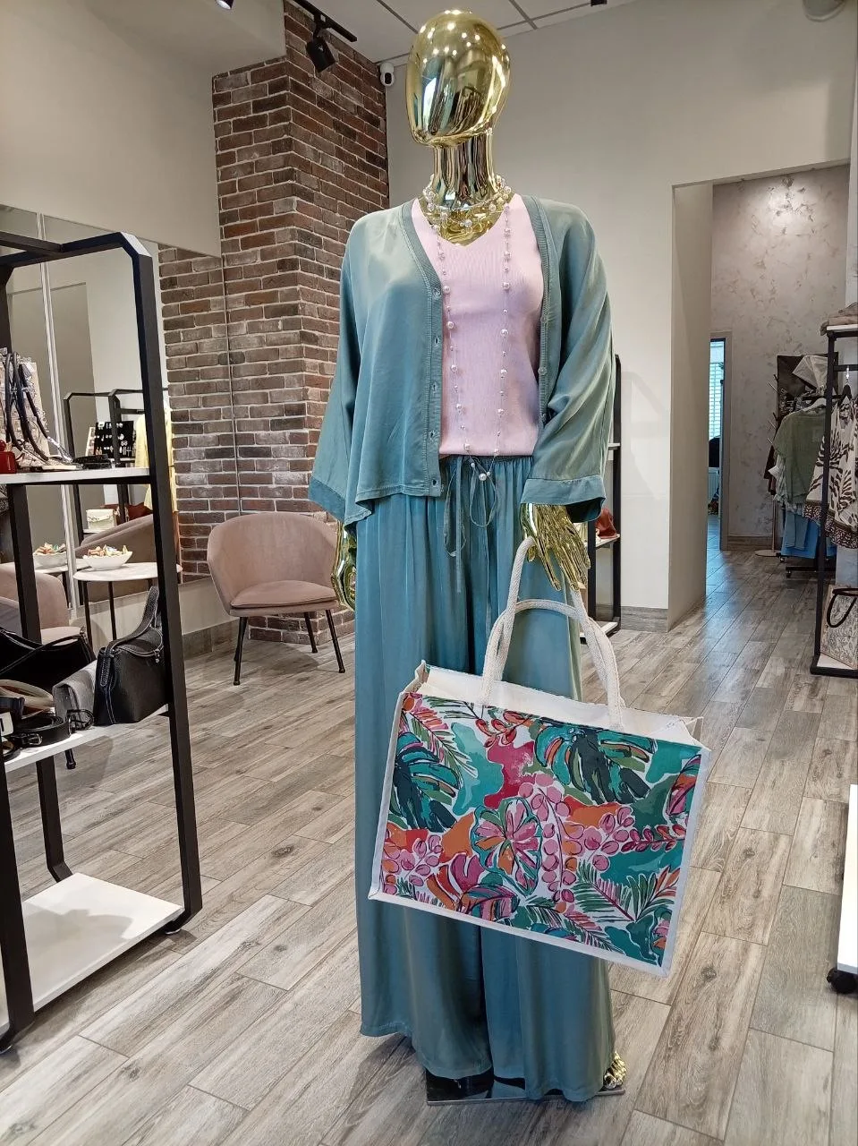 Лето — время стильных деталей! ☀️👜
Идеальный образ складывается из мелочей, и сумка – именно тот ак